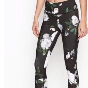 VSX VICTORIA'S SECRET TOTAL KNOCKOUT LEGGINGS
BLACK/ROSE FLORAL